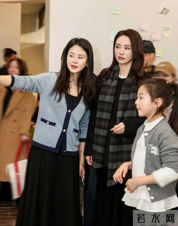 董璇带娃现身艺术展，关悦女强人打扮脸肿嘴歪，佟大为靠边站油腻