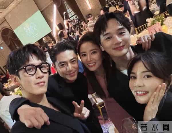 林心如霍建华夫妇参加邱泽婚礼，合照太多，霍建华白发比林心如多