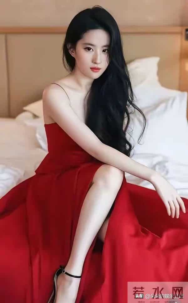 骨相美天花板！刘亦菲红裙加身，一双美腿直接封神！