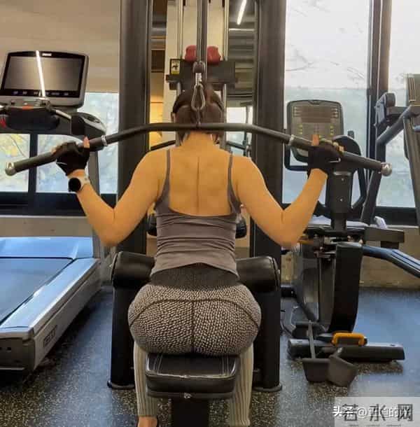 43岁孙艺珍晒撸铁照 腰臀比0.5 狂练背 爱穿露背礼服 身材好但脸很垮