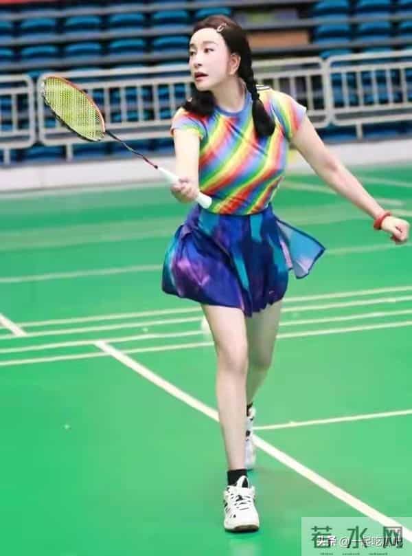 “刘晓庆”高调杀回来,穿衬衫+超短裤像小姑娘,大长腿好抢风头