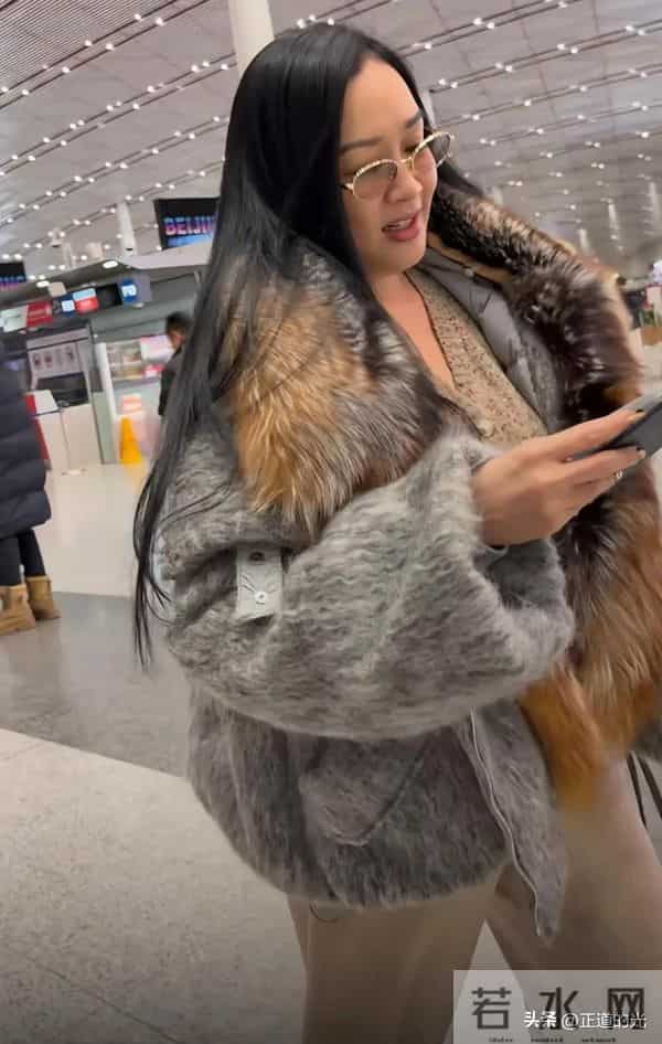 同是160斤 中分黑长直 胸大肩宽 李湘被骂肥头大耳 夸钟丽缇长相高级