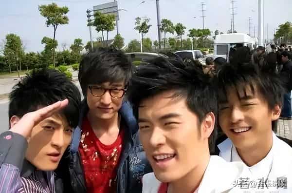 郑恺晒与陈赫等10人合影,被扒P掉7处烟盒打火机,遭吐槽一群老登