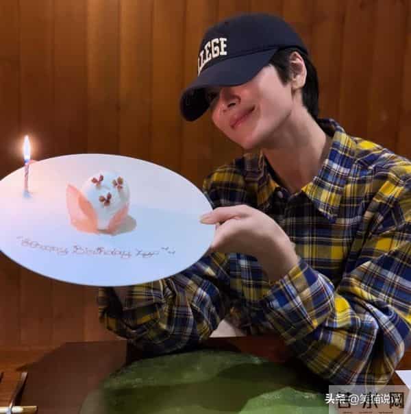 宋慧乔晒新照：皮鞋皮外套棒球帽好酷飒，头发又剪短了