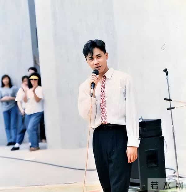 红过毛宁，错过周慧敏，移居加拿大后至今未婚，64岁的他后悔吗？