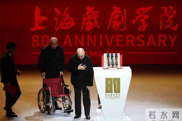 上戏80周年大合影，金世佳有少年感，陈赫靠边坐，王传君稳居C位