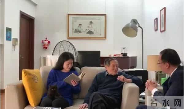 翁帆公开露面，她带妈妈看展，她仍穿一身黑衣服，但脸上有笑容了