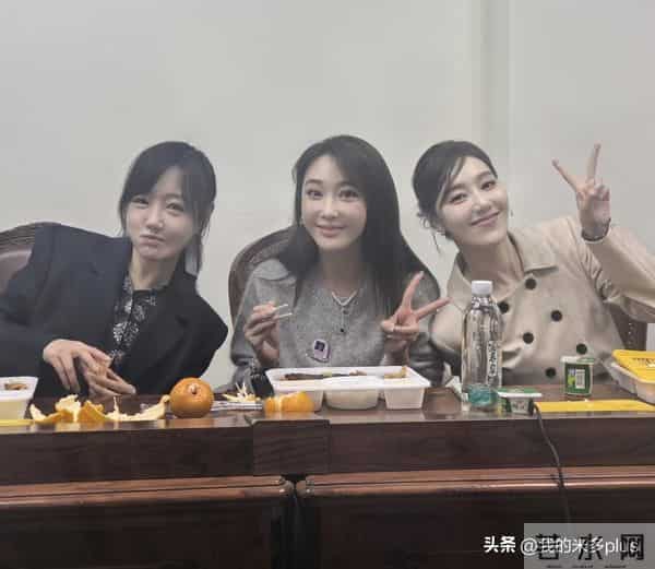 严屹宽夫妇回上戏母校，杜若溪和同学一起吃盒饭，王冠薛佳凝都在