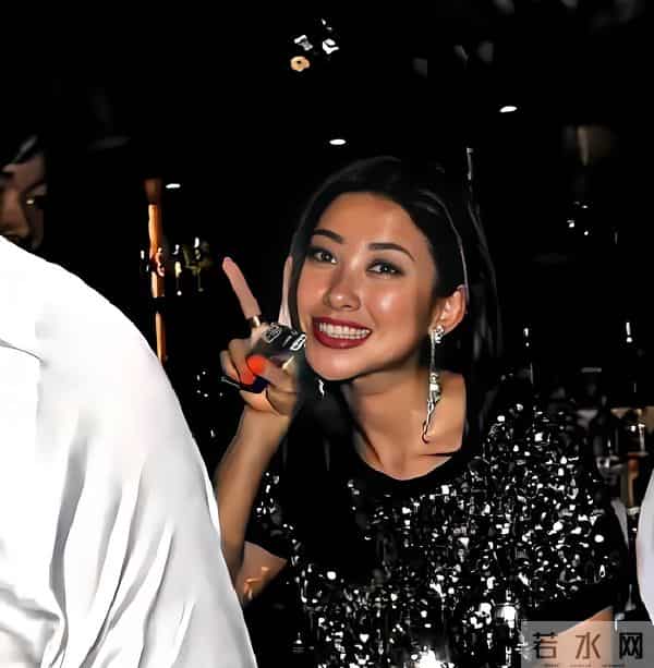 谁还没有疯狂过呢!朱珠早年国外旧照被扒,女神与国内完全两样