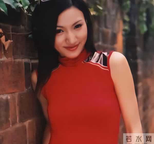 她被称为最美主持人，却突然5分钟内全身瘫痪，如今44岁独身一人