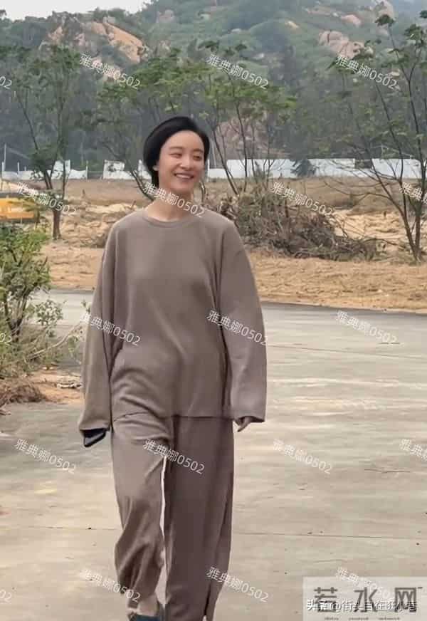 江门偶遇倪妮拍戏，新造型突破真大，短发村妇差点认不出