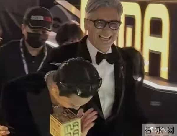 两副面孔？未见捐款却登台捞金，这次周润发被扒了老底，真相大白