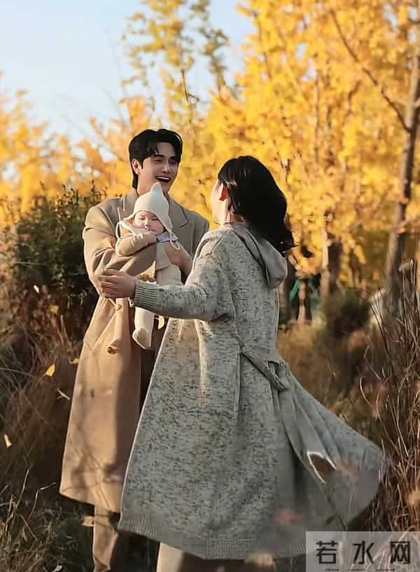 张檬一家三口赏秋，产后喂母乳胸围大了一圈，Dylan肉腿养得真壮