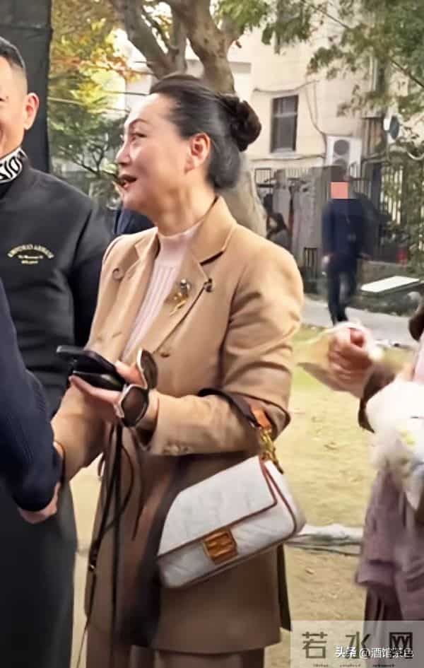 大宋佳现身上戏80年校庆,63岁状态依旧惊艳,比利时老公未现身