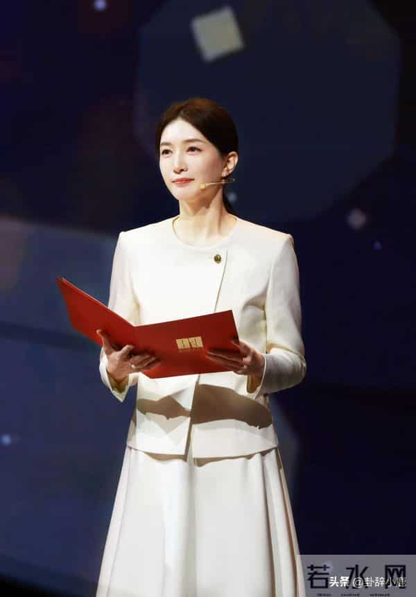 江疏影出席上戏80周年校庆,优雅又端庄,妥妥的白月光女神!