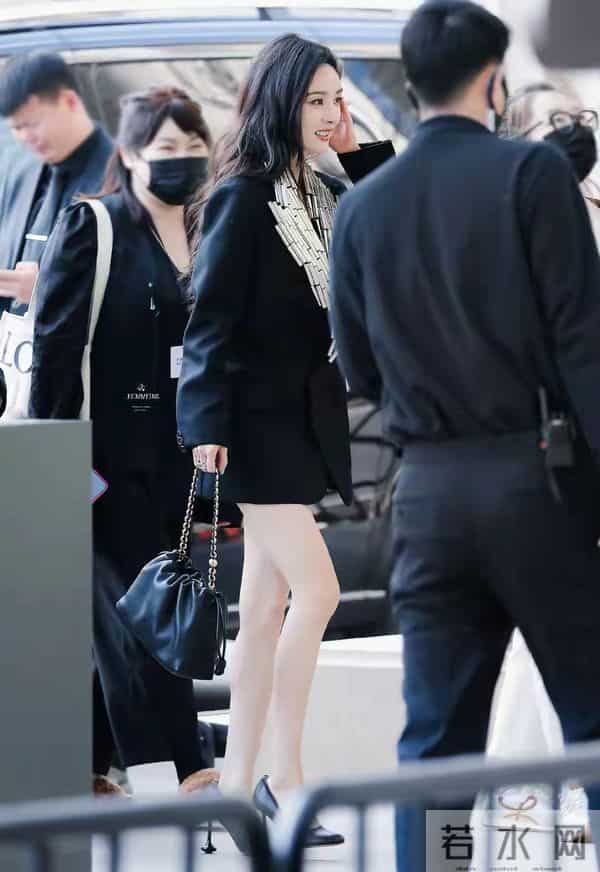 杨幂上海罗意威美爆了！黑丝装配短裤，生图腿长直逼2米。