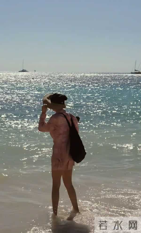 48岁苗圃晒沙滩照，纤腿瘦腰好惊艳，嫁大21岁富豪子女双全很幸福