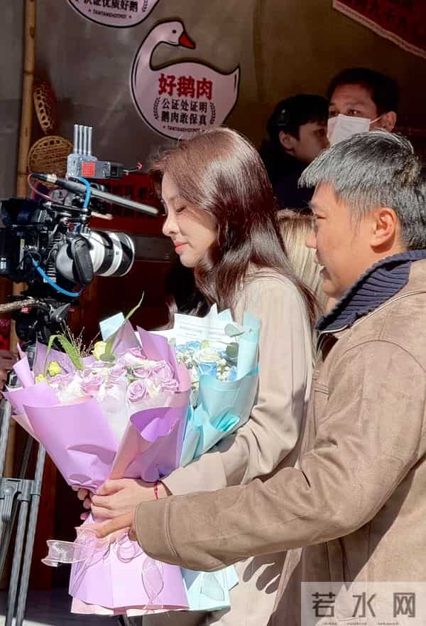 张碧晨昆明小饭馆吃饭，手捧鲜花，真人巨美！