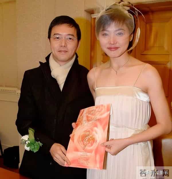 55岁张延依然优雅,父亲早逝最疼爱妈妈,和丈夫分居两地感情不变