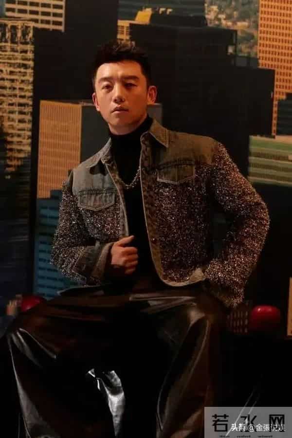 郑恺晒与陈赫等10人合影,被扒P掉7处烟盒打火机,遭吐槽一群老登