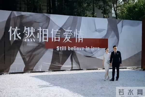 61岁李国庆拥吻德籍妻子,疯狂示爱,太甜蜜了