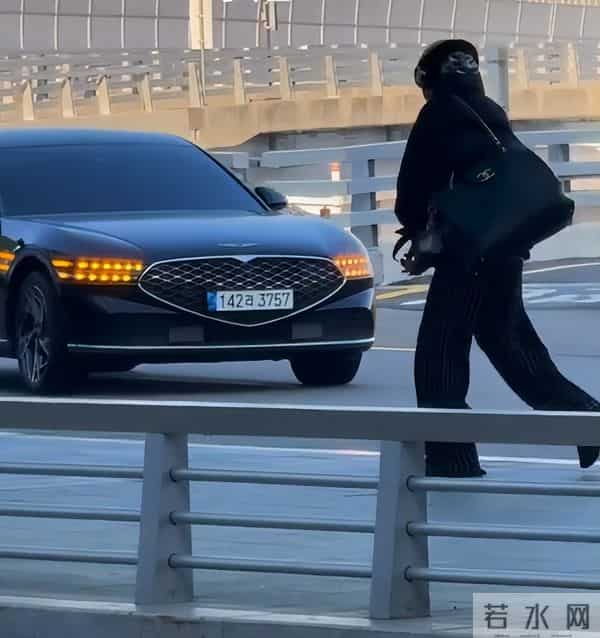 香奈儿大秀,辛芷蕾王一博同台看秀像姐弟,权志龙姨化穿搭辣眼睛