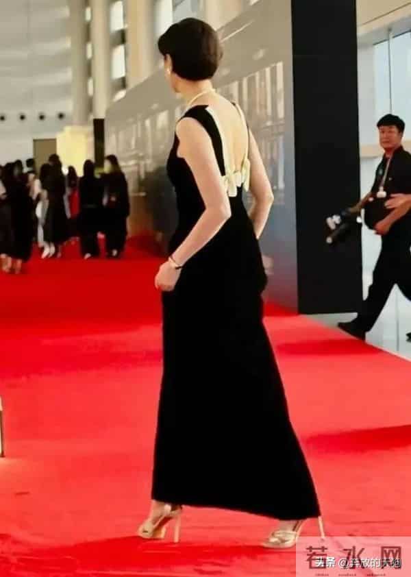 吴越露背黑裙杀疯了！