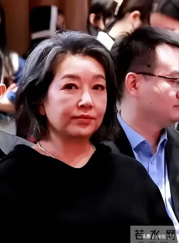 美人迟暮！看见57岁江珊现状才知道，原来一代女神也能优雅老去