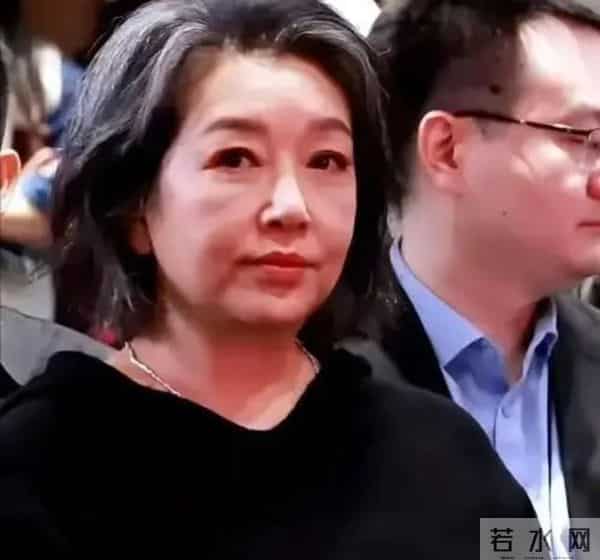 57岁江珊现状曝光！脸垮嘴斜，满头白发，一代女神终是迟暮