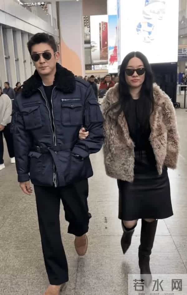 霍思燕夫妇出国旅行，穿40w皮草胖160斤很富态，杜江拎狗包像助理