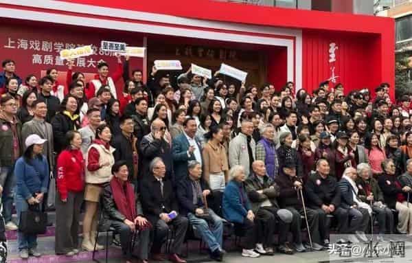 太有料了!上戏80校庆众星蹲苍蝇馆干饭,雷佳音萌翻 马伊琍逛校园