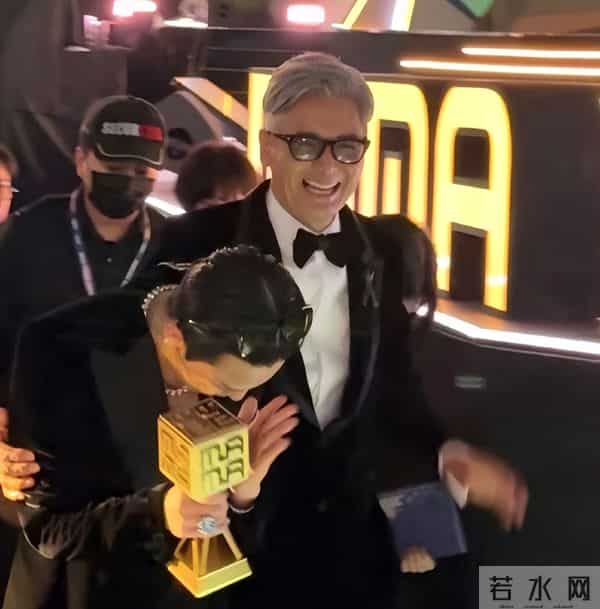 70岁周润发出席香港MAMA，仅一天恶心的一幕发生了，成了众矢之的