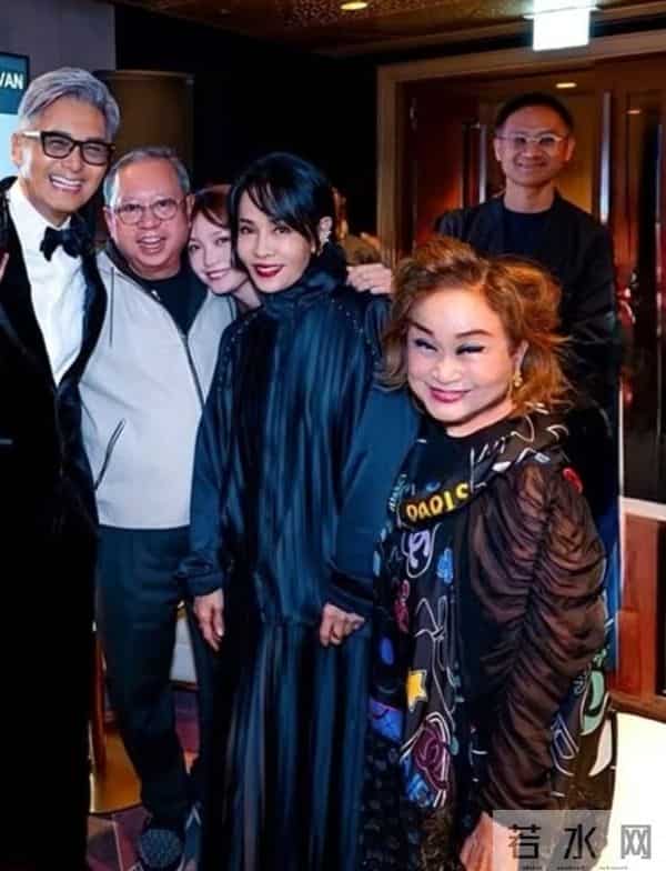 权志龙晒与周润发夫妇合照,林建岳及小女友也在,李洙赫帅得突出