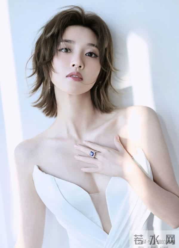 唐艺昕，精致的抹胸白裙穿搭，这也太优雅了吧。