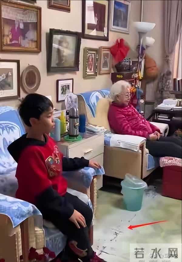 97岁田华现状曝光，和小孙子相依为命，住破旧老房子，日子清贫
