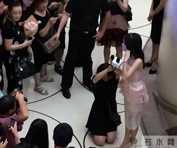 跪地服务、浴缸陪睡、洗内裤接口水，这些明星真不把助理当人看