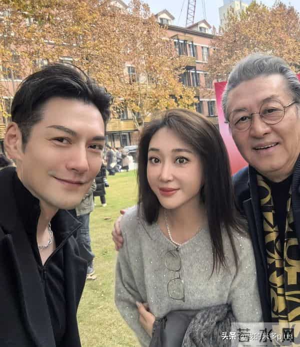 严屹宽夫妇回上戏母校，杜若溪和同学一起吃盒饭，王冠薛佳凝都在