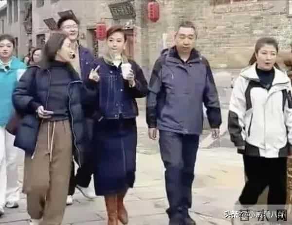 46岁主持人张蕾逛街,相貌出众,真人比电视上的好看