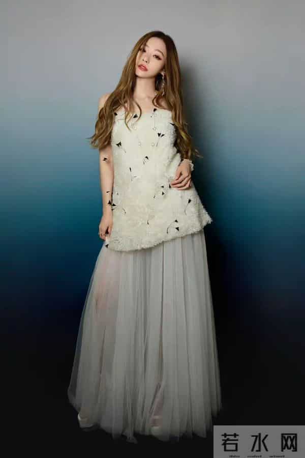 张靓颖 这大长腿自带高光，走两步就让人移不开眼，身材好绝！