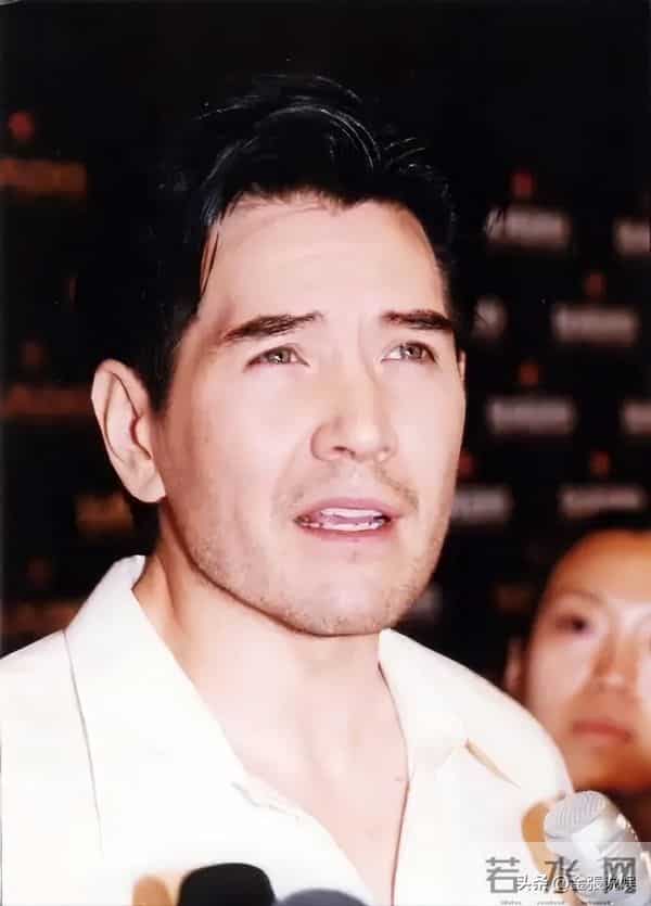 费翔在英国独居