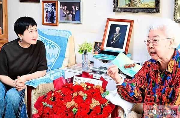 97岁田华现状曝光，和小孙子相依为命，住破旧老房子，日子清贫