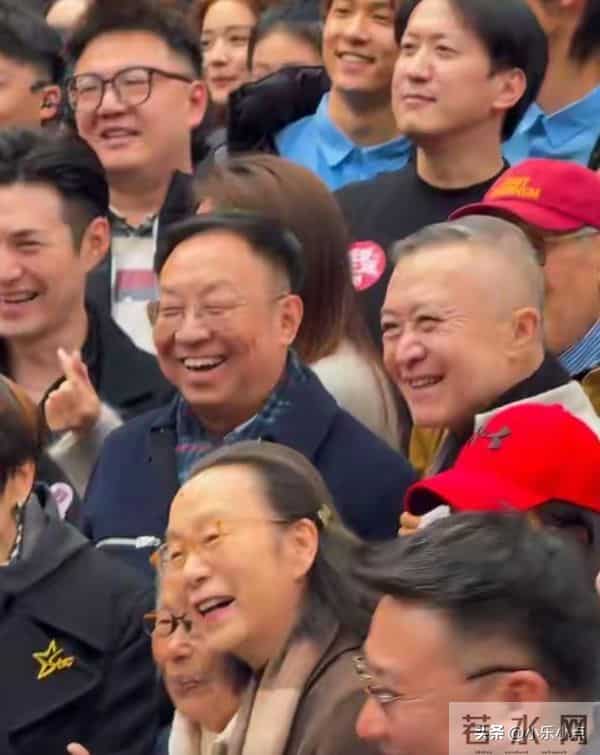 太有料了!上戏80校庆众星蹲苍蝇馆干饭,雷佳音萌翻 马伊琍逛校园