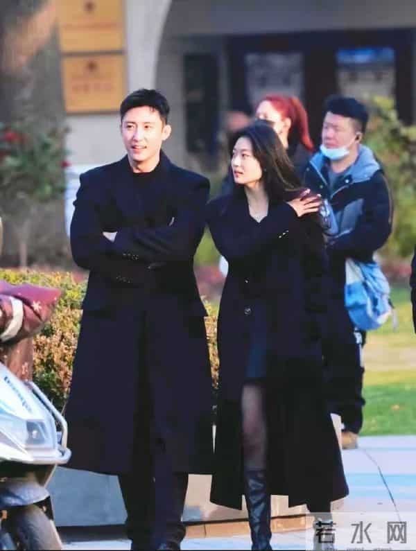 黄景瑜广西被偶遇,开京A牌照30万豪车,全程手挡太阳防止晒脸