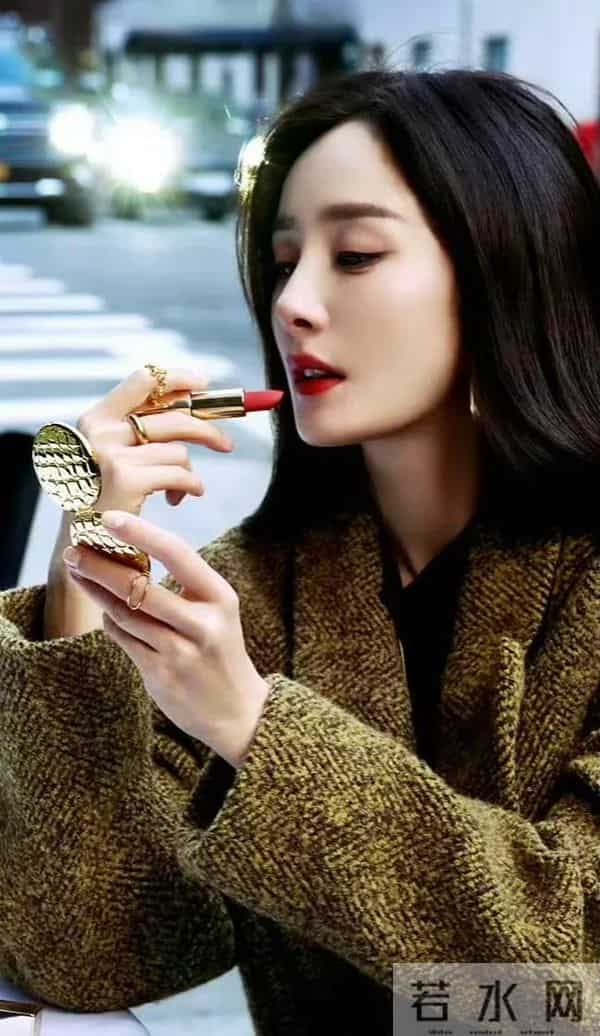 身穿大衣搭配黑丝，脚踩CL红底高跟鞋的杨幂，御姐气质拉满！