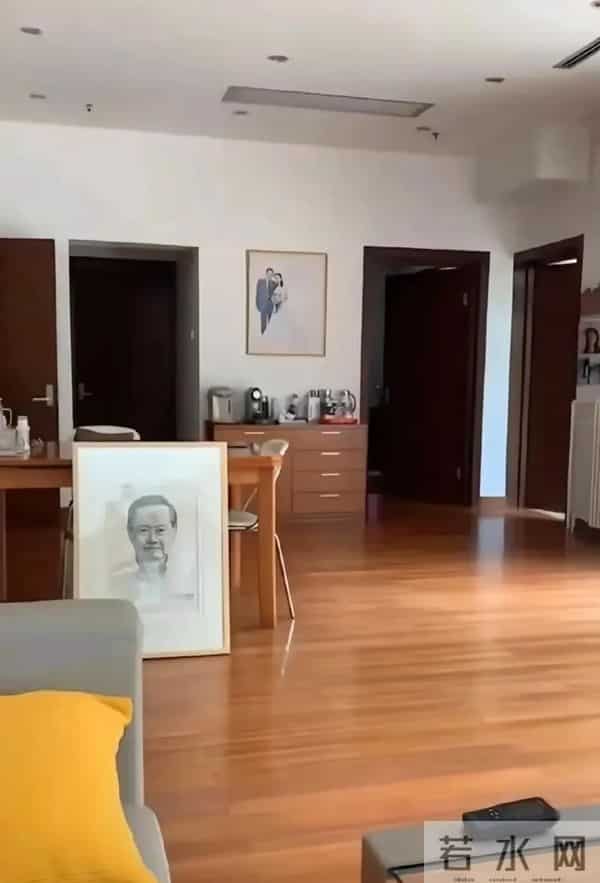 翁帆公开露面，她带妈妈看展，她仍穿一身黑衣服，但脸上有笑容了