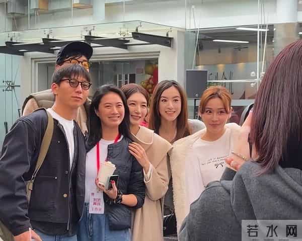 上戏80周年大合影，金世佳有少年感，陈赫靠边坐，王传君稳居C位