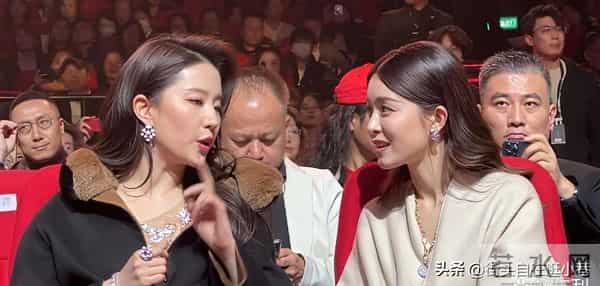 文咏珊真的肉眼可见超喜欢刘亦菲，全程侧身靠向她恨不得贴贴聊天