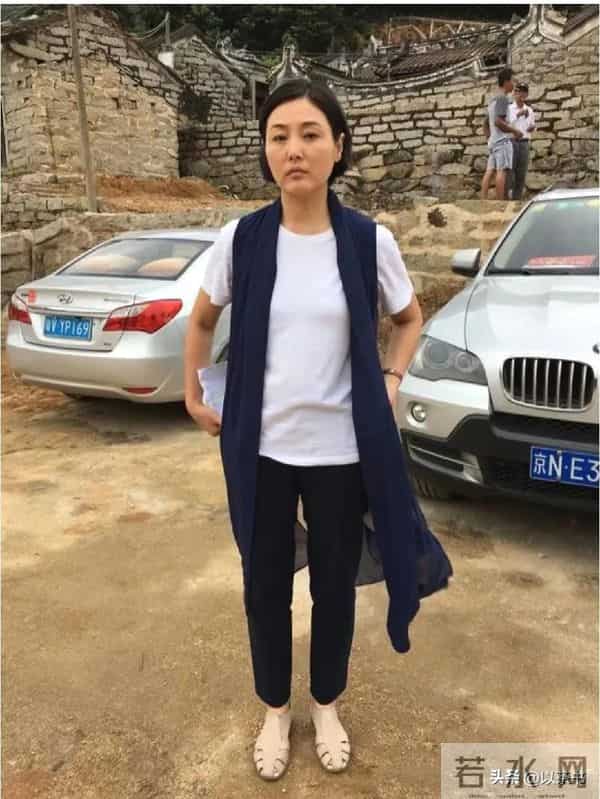 55岁张延依然优雅,父亲早逝最疼爱妈妈,和丈夫分居两地感情不变