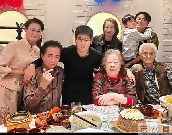 一场生日，演员章龄之被狂赞！暴露了她当儿媳的“情商”！