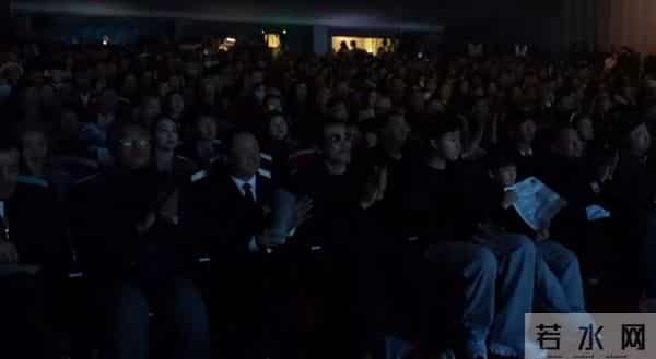 上戏80周年校庆晚会,潘虹登台表演,于和伟徐峥廖凡周野芒当观众